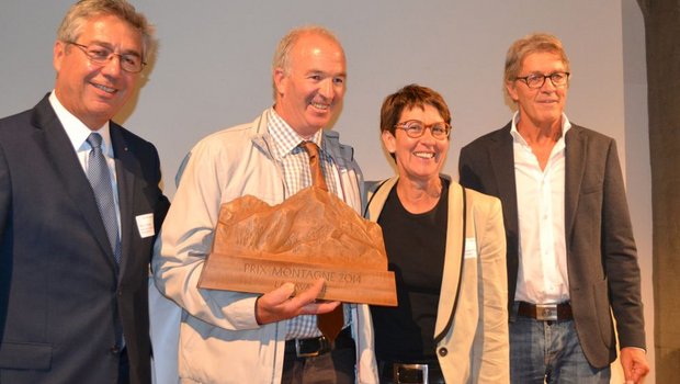 Berghilfe-Präsident Willy Gehriger (links) mit den Gewinnern und Jurypräsident Bernhard Russi. (Bild: jw)