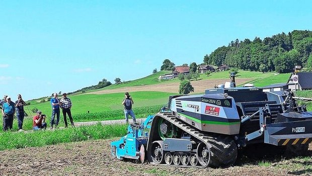 Moderne Landtechnik fasziniert: Der einzige in der Schweiz im Einsatz stehende Agxeed-Feldroboter konnte bei seiner Arbeit mit einer Kreiselegge beobachtet werden.