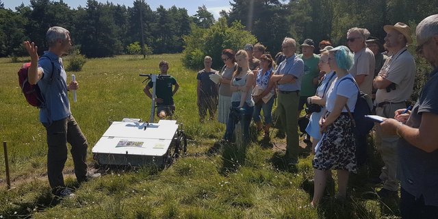 Der Wiesensaatguternter bei einer Felddemonstration. (Bild zVg)
