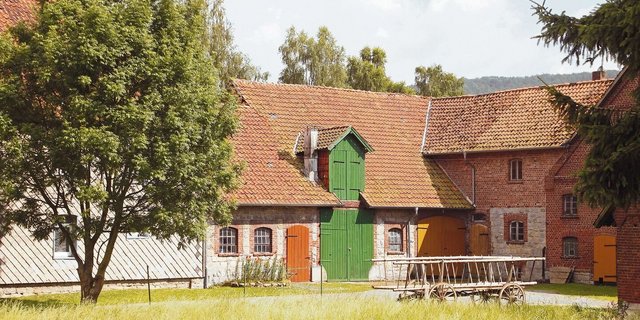 Von aussen wirken die neuen Nachbarn harmlos. Hinter ihren Türen wird allerdings über den Aufbau einer autoritären Gesellschaft nach völkischen Idealen gesprochen.