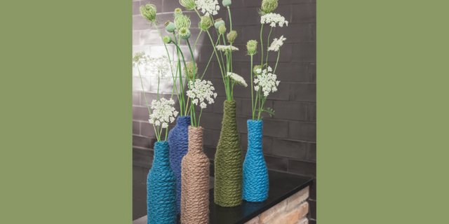 Upcycling: Mit gehäkelten Hussen erhalten alte Flaschen ein neues Leben. (Bild Avesani Verlag)