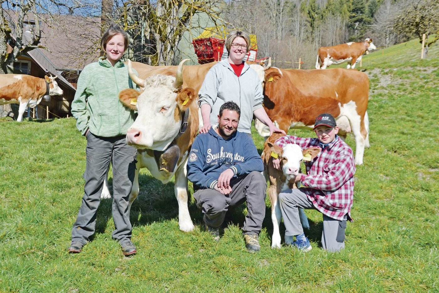 Philipp und Marlen Hertig und ihre Kinder Janine und Felix lieben ihre Kühe. Hier präsentieren sie die reine Simmentalerkuh Burlan Blüemli mit ihrem Kalb Mario Oklahoma. «Ohne Kühe – unvorstellbar. Wir sind zu gerne Züchter», so der Tenor.(Bilder Peter Fankhauser)