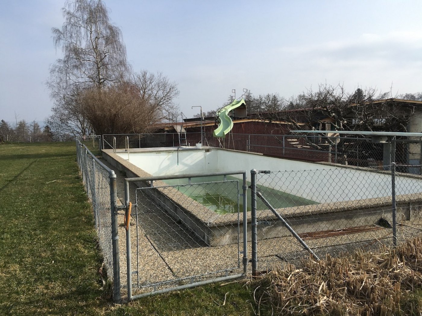 Mit der Rutschbahn vom Scheunendank direkt in den Pool: Hier dürfen Jät-Helfer den Abend ausklingen lassen. (Bild jsc)