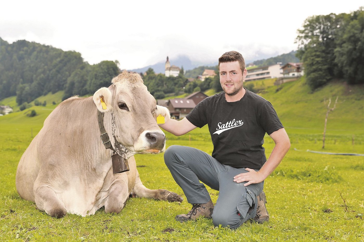 Der frischdiplomierte Jungbauer Zeno Schuler schätzt die Vielseitigkeit des Berufs Landwirt.  (Bild Reto Betschart)