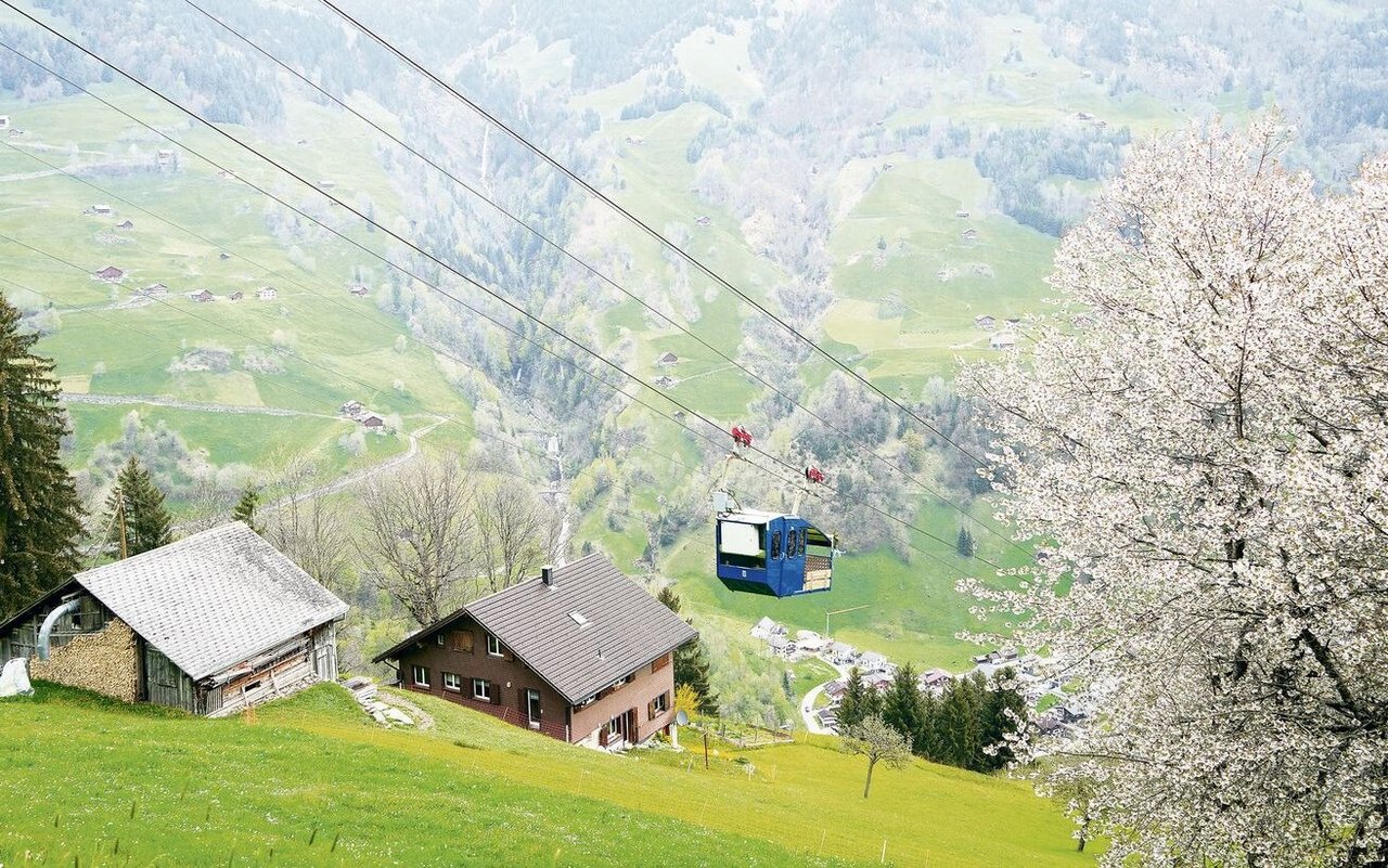 Die Luftseilbahn im Kanton Uri verbindet die Talstation Witterschwanden mit der Bergstation Eggenbergli.