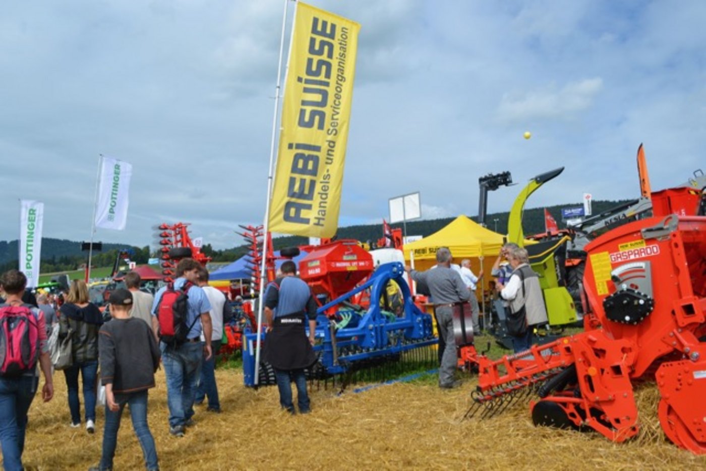 Auch Landmaschinenhändler pflegen in Reconvilier ihre Kundschaft. (Bild jba)