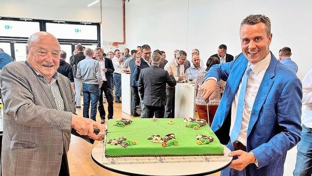 Der erste und der ak Der erste und der aktuelle Präsident der SMP. Josef Kühne (l.) schnitt zusammen mit Boris Beuret an der Delegiertenversammlung die Torte an.