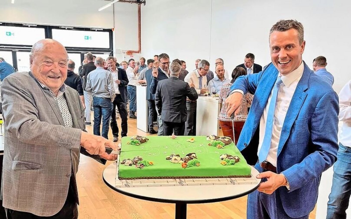 Der erste und der aktuelle Präsident der SMP. Josef Kühne (l.) schnitt zusammen mit Boris Beuret an der Delegiertenversammlung die Torte an.  