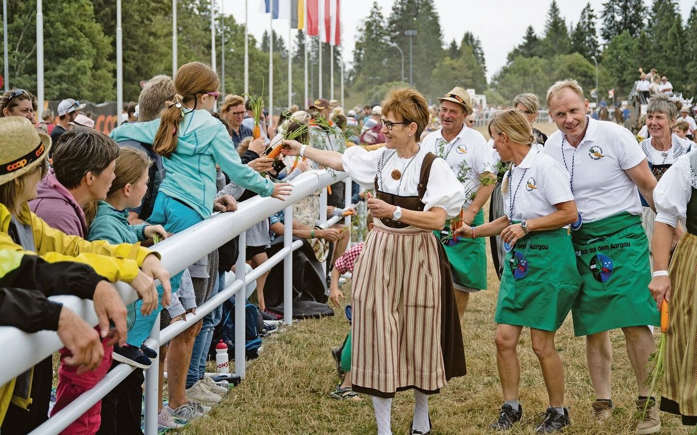 Die Landfrauen in ihren Trachten waren ein Blickfang. Sie verteilten zusammen mit den Gemüseproduzent(innen) heiss begehrte Karotten ans Publikum.
