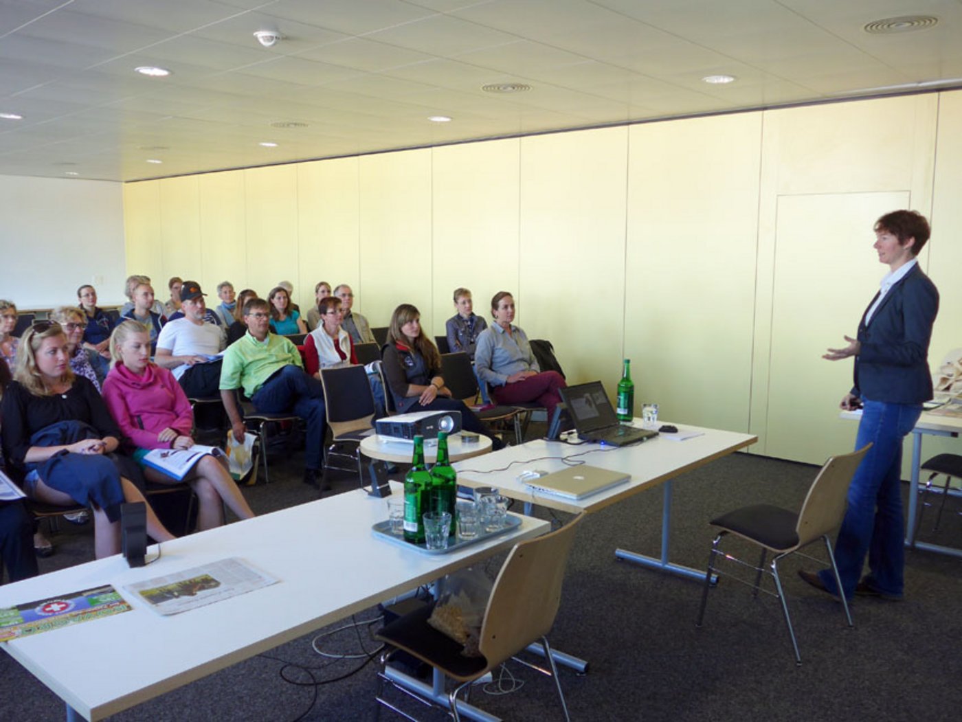 Stefanie Arnhard berichtet dem interessierten Publikum von Fakten und Mythen aus dem Stallbau. (Bild akr)