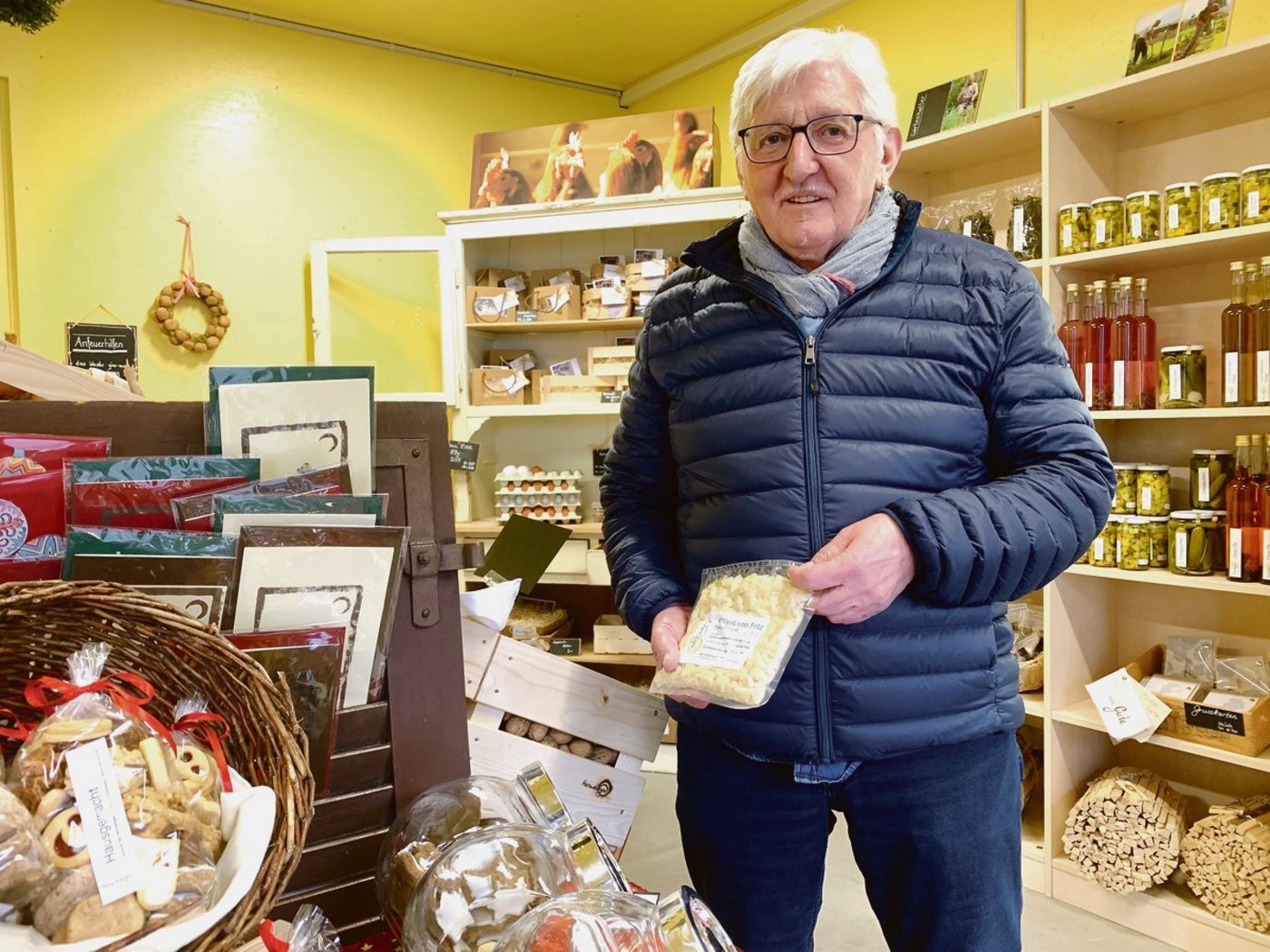 Fritz Müller im Hofladen Hermolingen. Stolz präsentiert er seine selbst gemachten «Knöpfli von Fritz». Die stellt er fast wöchentlich frisch her, ohne fremde Zutaten, wie er betont. (Bilder Josef Scherer)