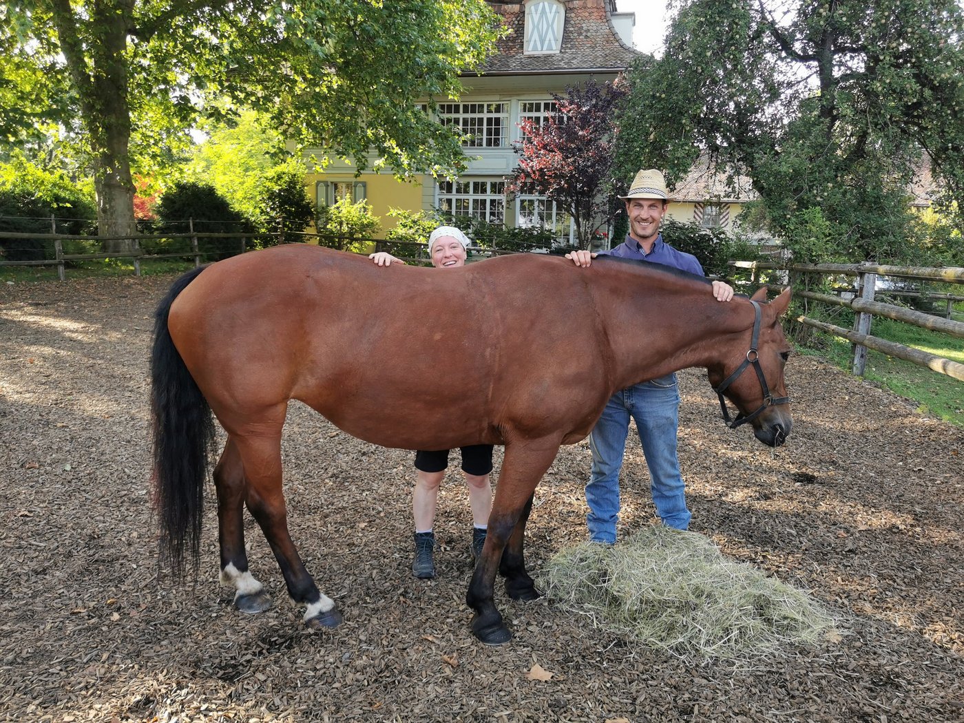 Marie und Christian Gerber nach der letzten Etappe ihrer einwöchigen Fahrt mit vier Freibergern am Landauer. (Bild sb)