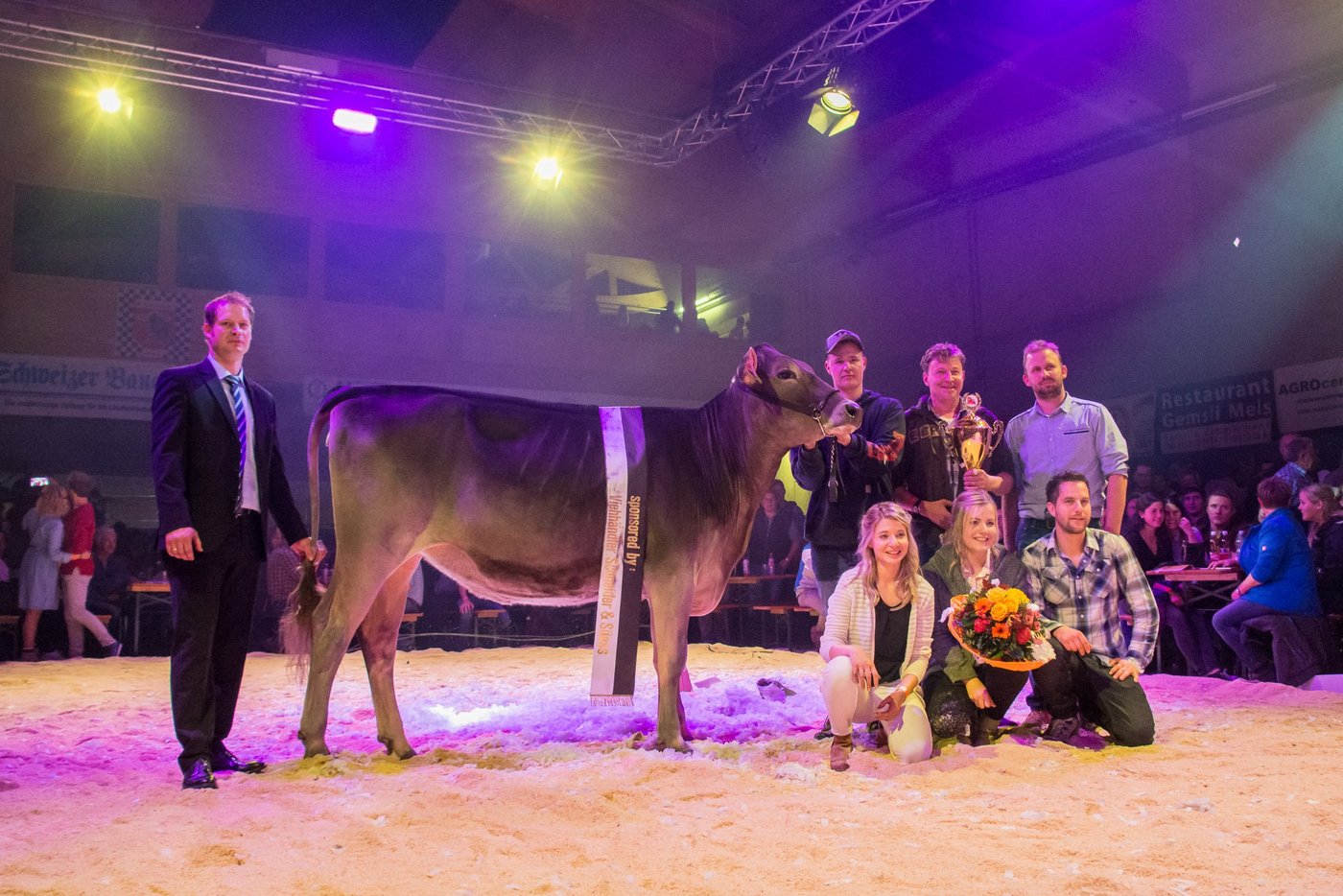 Richter Cord Hormann, die Champion Felders Norwin Noreen mit Züchterfamilie Felder aus Marbach LU. (Bild zVg)