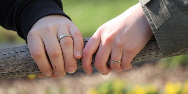 «Das haben wir doch nicht nötig», sagt sich manches glückliche Paar. Aber gerade wenn es gut läuft, ist der richtige Moment für einige Überlegungen und Abmachungen. (Symbolbild Ruth Aerni)