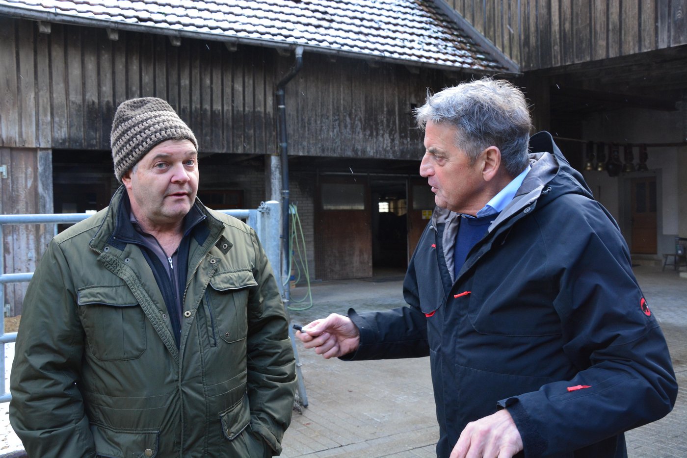 Jakob Nussbaumer (links) muss seinen Pachtbetrieb verlassen. Gantrufer Alois Wyss kommt zum Einsatz. (Bild sb)