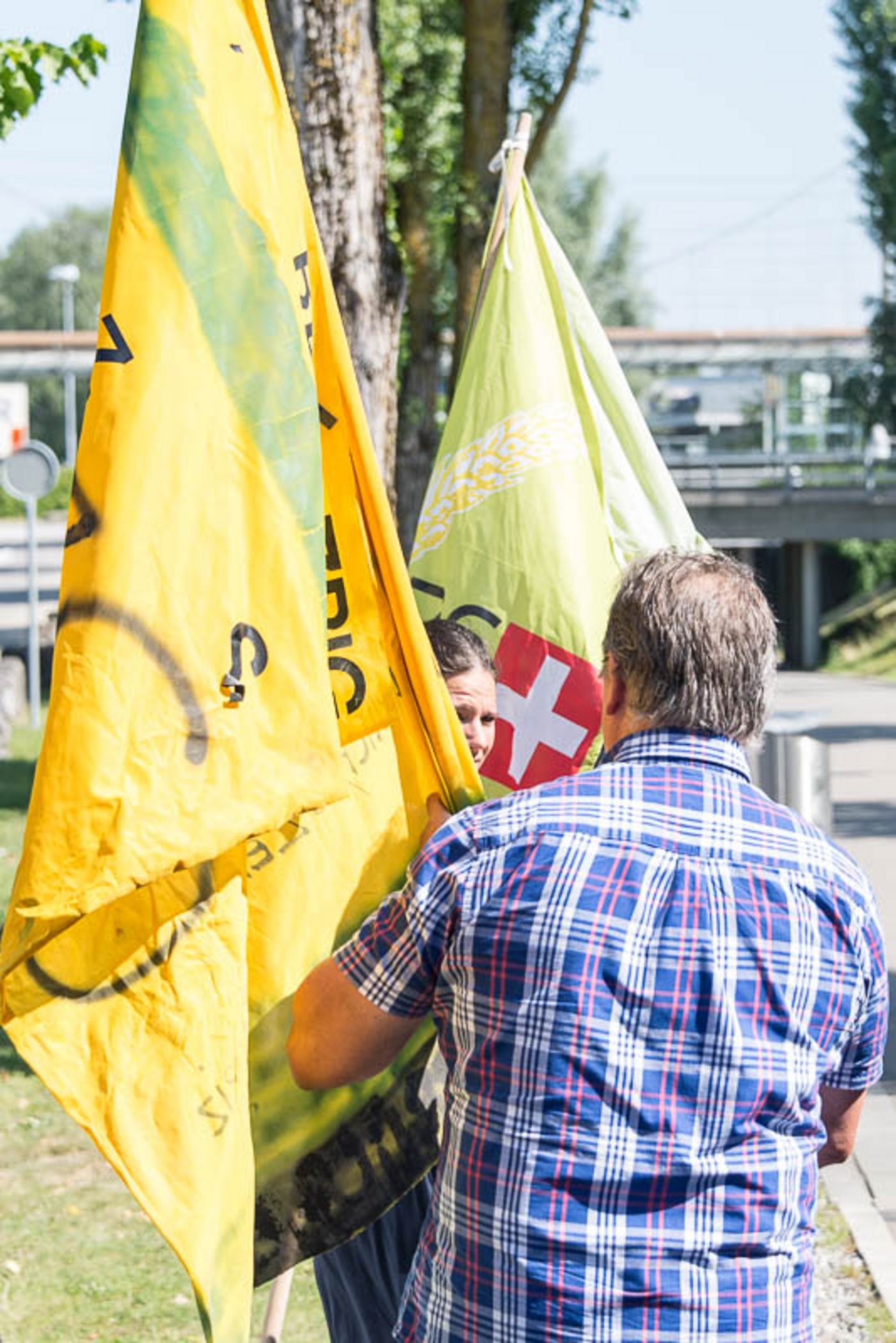 Berthe Darras mit Ruedi Andres vom Bernischen Bäuerlichen Komitee. 