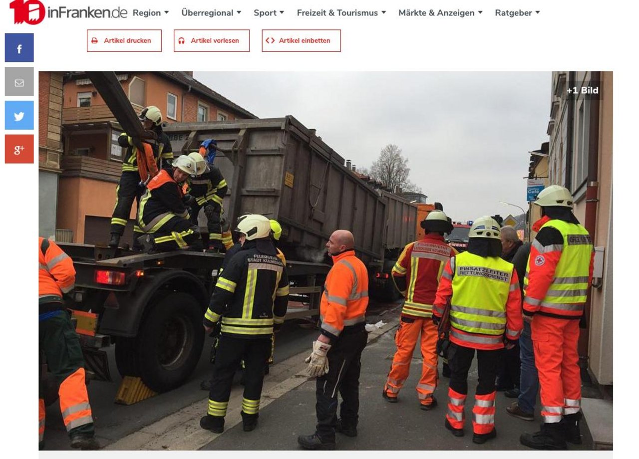 Die Feuerwehr half, den Container wieder auf die Ladefläche zu ziehen. (Bild Screenshot "infranken.de")