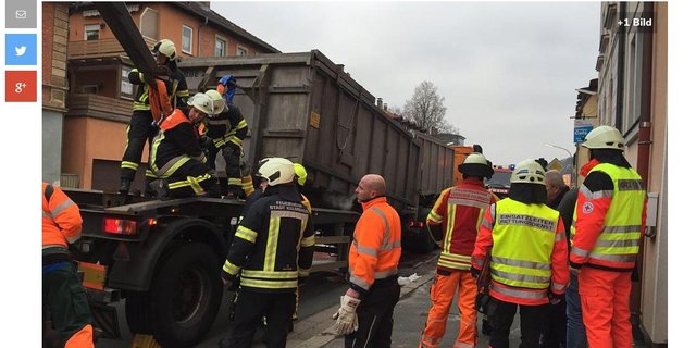 Die Feuerwehr half, den Container wieder auf die Ladefläche zu ziehen. (Bild Screenshot "infranken.de")