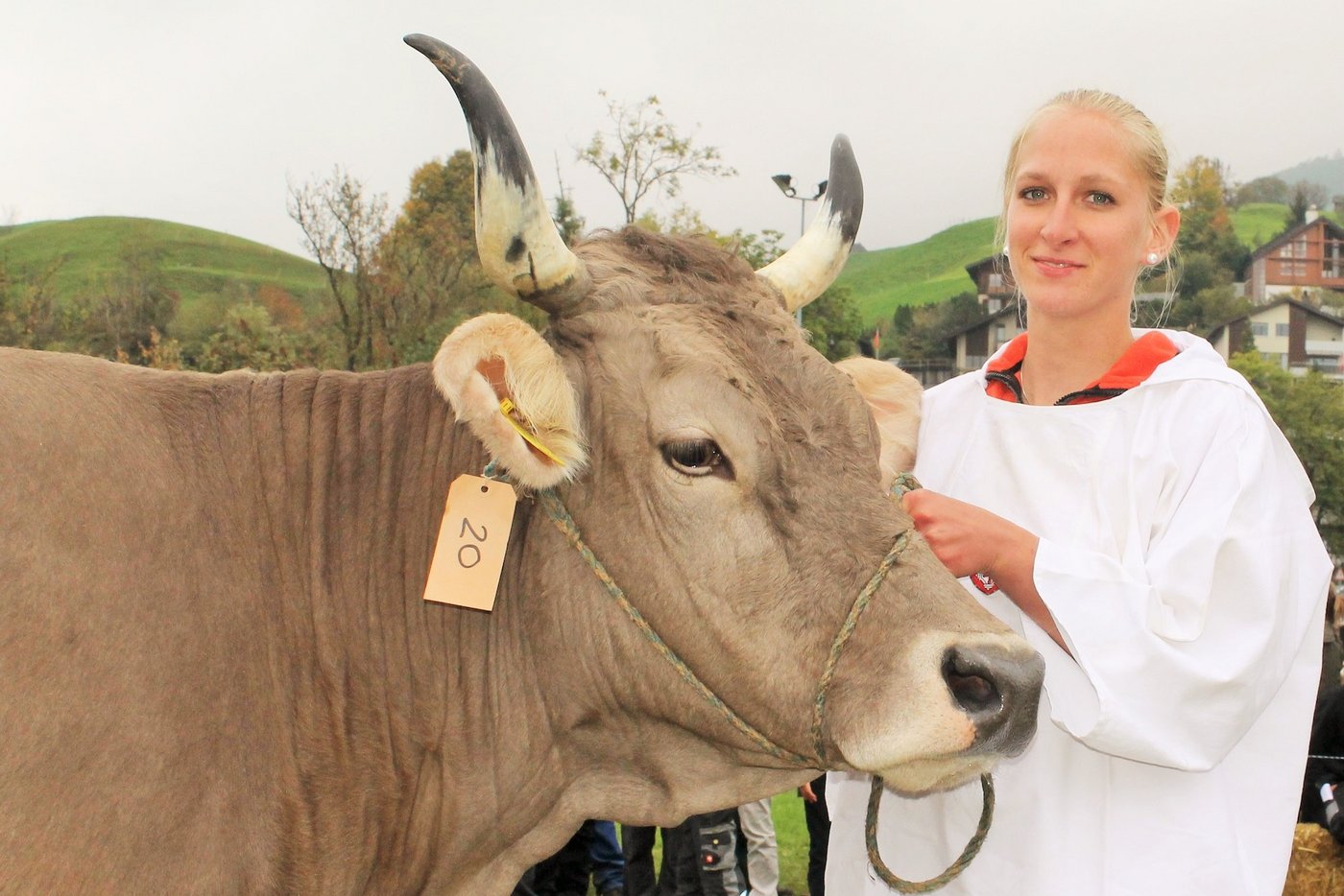 Irene Odermatt, Obbürgen präsentiert stolz ihre Kuh Jasmin, Vize Tagessiegerin OB.   