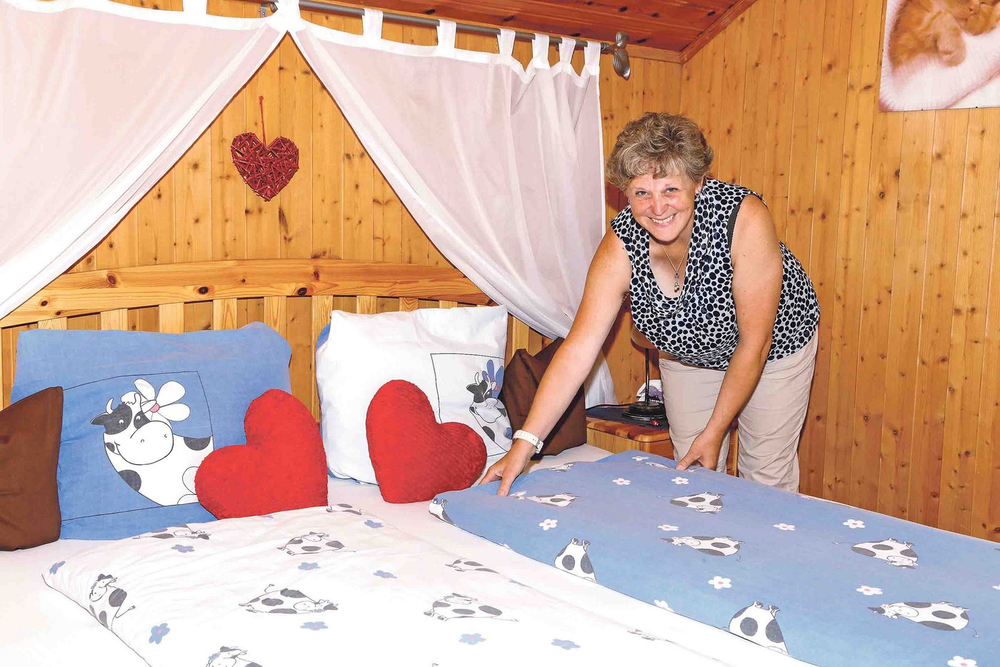 Brigitte Ulrich liebt es, die Zimmer in den Ferienwohnungen für die Gäste herzurichten. (Bild Erika Rebsamen)