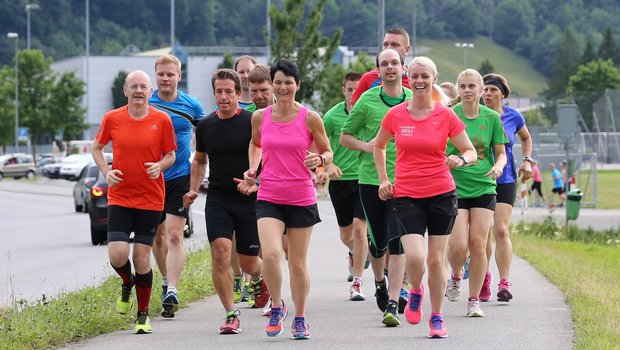 In der Laufgruppe findet Claudia Zehnder (im rosa Trägershirt) den Ausgleich zum Alltag. (Bilder Reto Betschart)