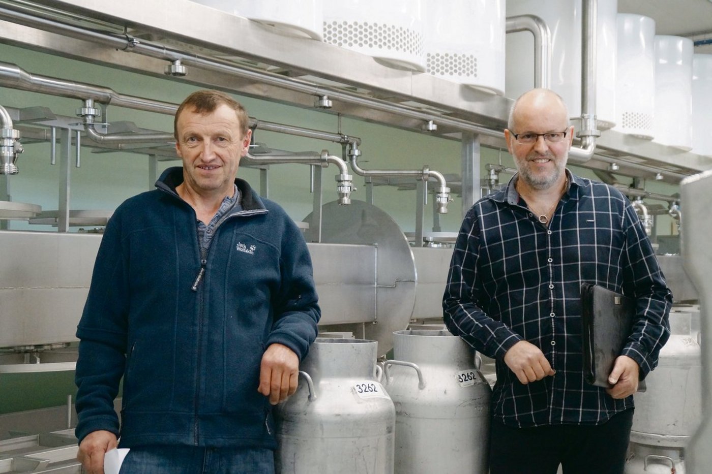 Vorstandsmitglied Hubert Jenny (links) und Architekt Fredy Ryser vor der offenen Duplex-Wendepresse im Neubau.(Bild Josef Jungo)