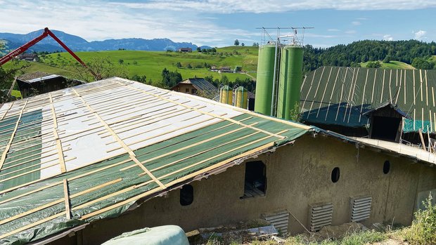 Viele Dächer sind derzeit nur notdürftig mit Plastikblachen gedeckt. Bis das neue Dach steht – teilweise werden Eternit oder Ziegel gleich durch Blech ersetzt – dürfte es noch Monate dauern. (Bild GVL)