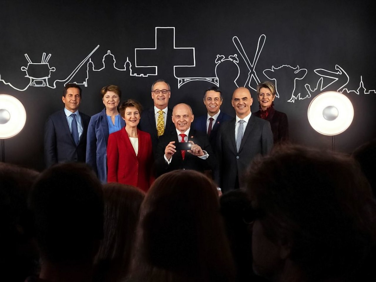 Das Bundesratsfoto 2019 unter dem Motto Perspektivenwechsel: Es. zeigt Ueli Maurer, wie er Bürger fotografiert. (Bild Bundeskanzlei)