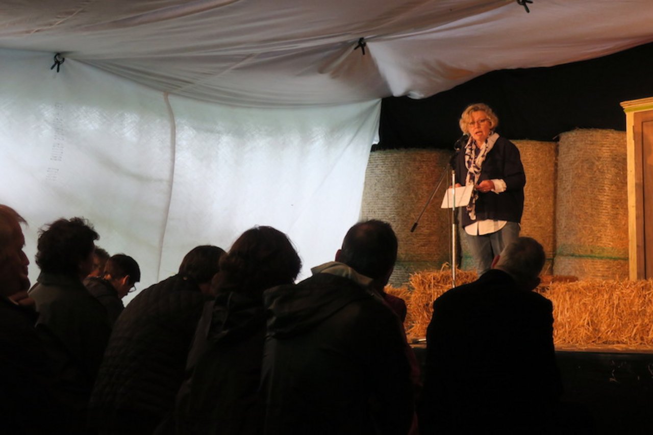 Christine Bühler, Präsidentin des Schweizerischen Bäuerinnen- und Landfrauenverbandes (SBLV), bedankt sich für die wertvolle Arbeit. Der SBLV ist eine der vier Trägerorganisationen des bäuerlichen Sorgentelefons. 