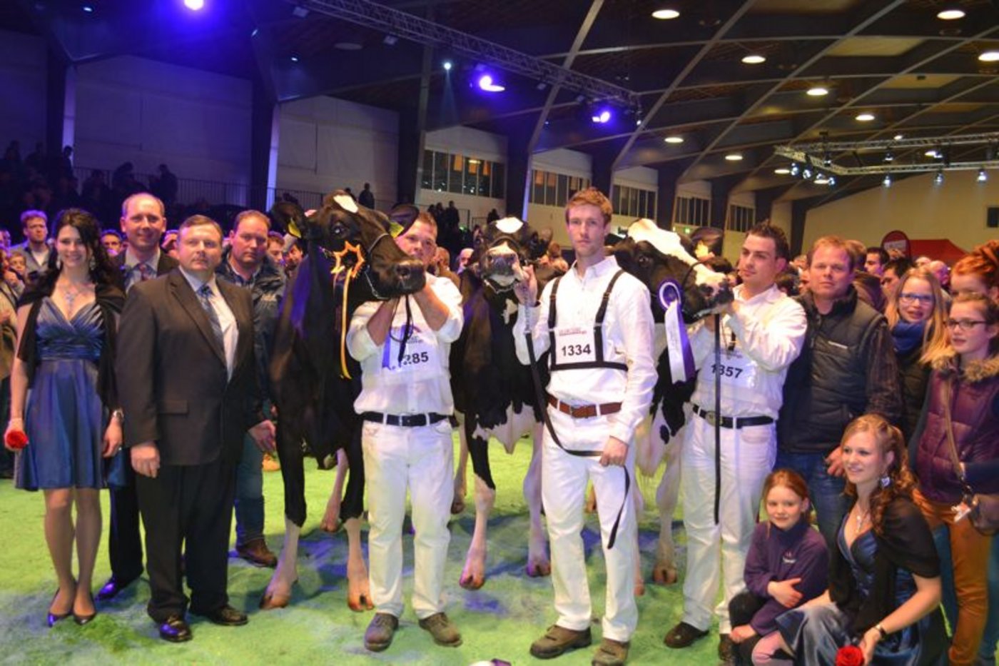 Senior Champion (Mitte): Pagewire Delicieuse, Gobeli Holstein, Saanen / Reserve Senior Champion (links): Clos Du Praz Goldwyn Prudence, Jean-Louis Fragniere, Avry-dt Pont / Mention Honorable (rechts): Mollanges September Solene, Pascal Henchoz, Essertines