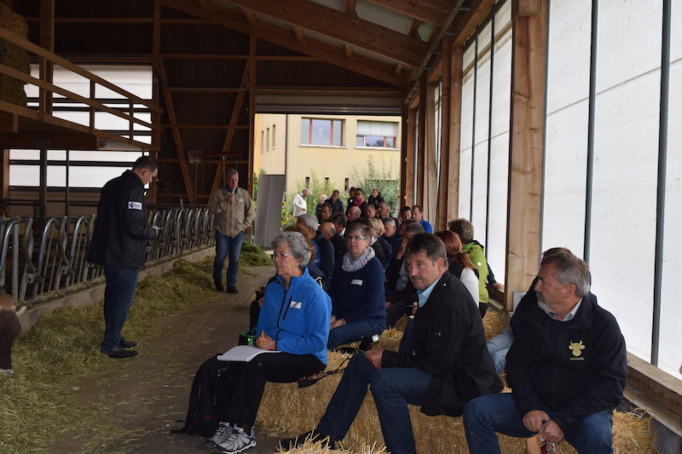 Wohin geht es mit der Schweizer Milchproduktion? Darüber diskutierten die Bauernpolitiker im Milchviehstall von Peter Schlauri. (Bild sgi)