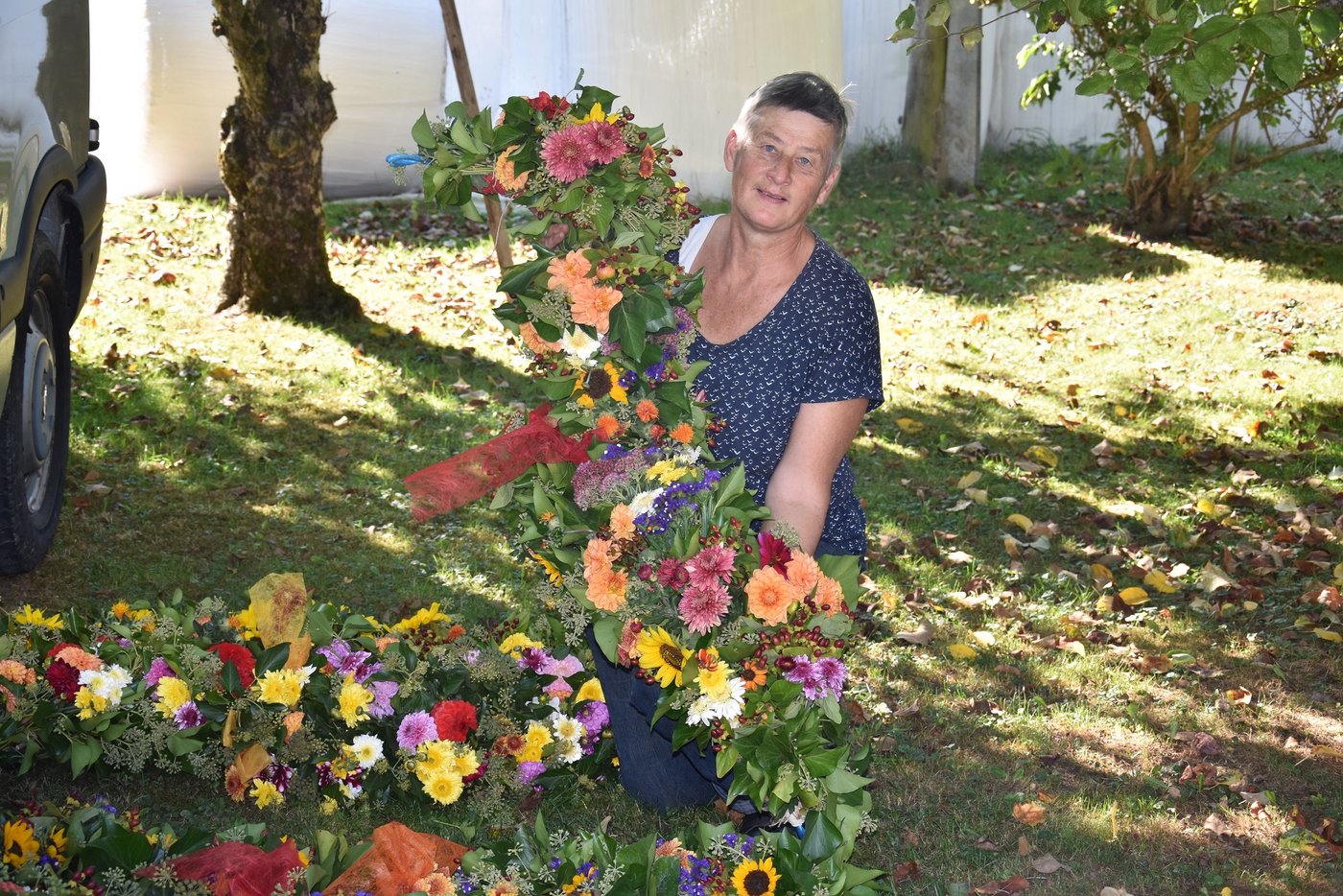 Fränzi Kocher zeigt schon mal die fertigen Werke. (Bilder Peter Fankhauser)