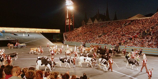 Die Kühe am Fête des Vignerons stehen für die enge Verbindung zwischen Weinbau und Landwirtschaft. Hier bei der ersten Präsentation des Ranz des Vaches 1999.(Bild Keystone)