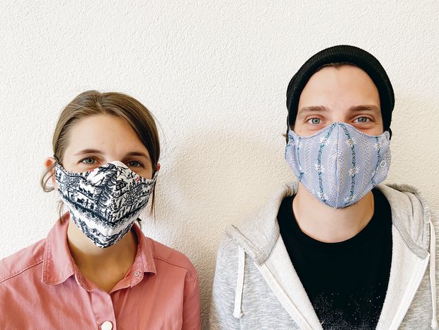Lisa McKenna und Livio Janett aus dem BauernZeitungs-Team mit den Toggenburger Schutzmasken. (Bild akr)
