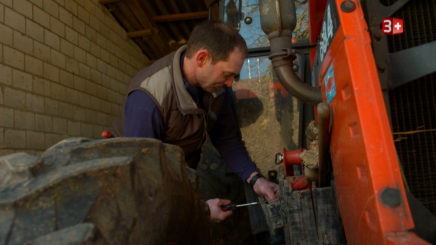 Seine Landmaschinen repariert Niklaus zum grössten Teil selbst. (Bild 3+)