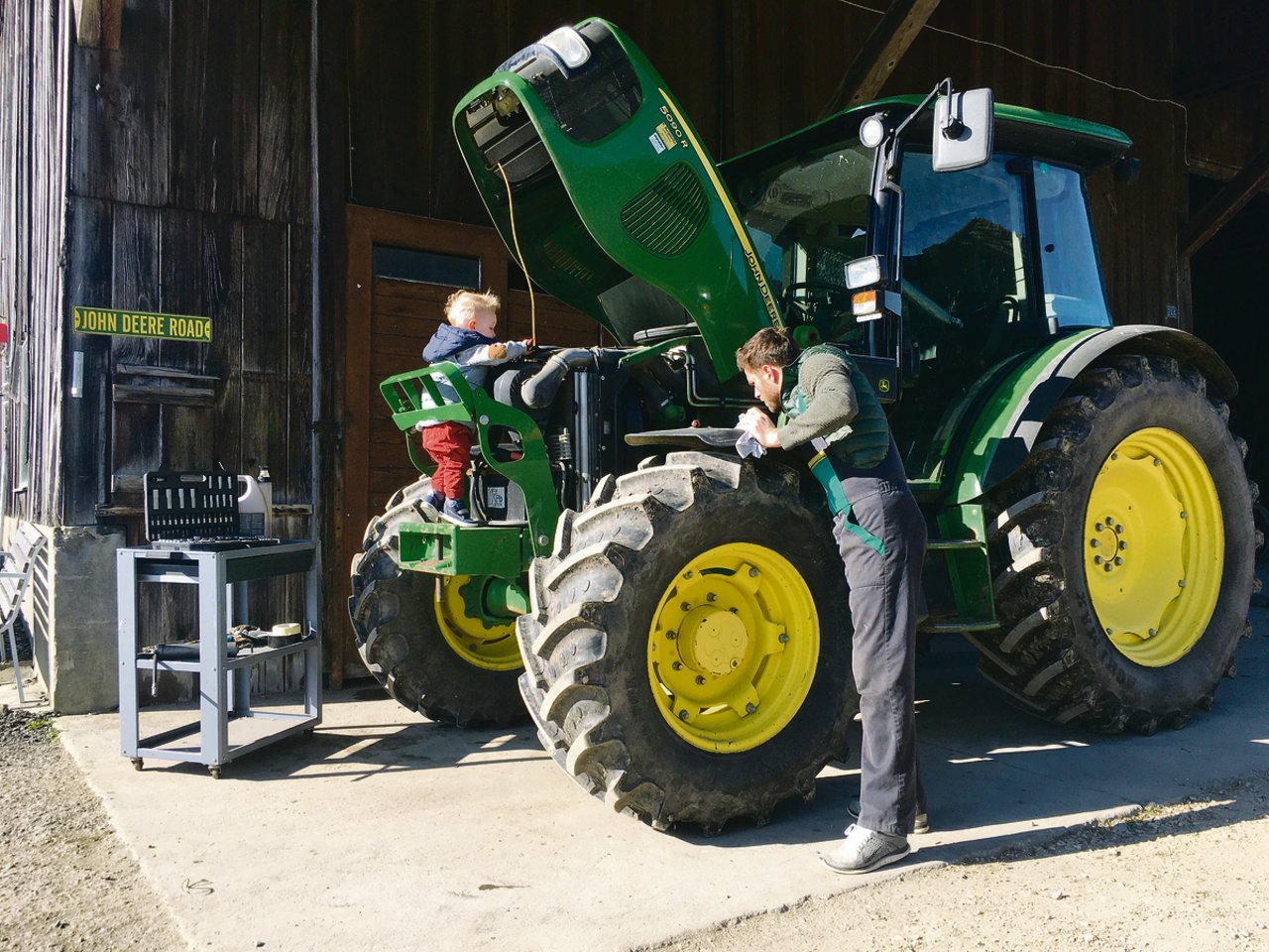 Vater und Sohn schauen gemeinsam, dass der Traktor im Schuss bleibt für die Saison. Als gelernter Landmaschinenmechaniker weiss Lukas Streit, wo die Schwachstellen liegen.(Bild zVg)