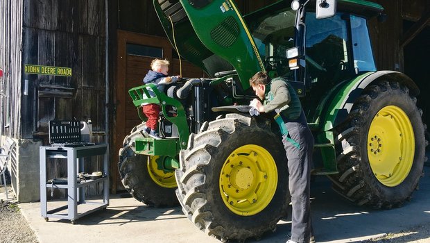 Vater und Sohn schauen gemeinsam, dass der Traktor im Schuss bleibt für die Saison. Als gelernter Landmaschinenmechaniker weiss Lukas Streit, wo die Schwachstellen liegen.(Bild zVg)