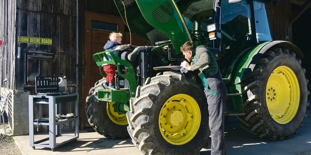 Vater und Sohn schauen gemeinsam, dass der Traktor im Schuss bleibt für die Saison. Als gelernter Landmaschinenmechaniker weiss Lukas Streit, wo die Schwachstellen liegen.(Bild zVg)