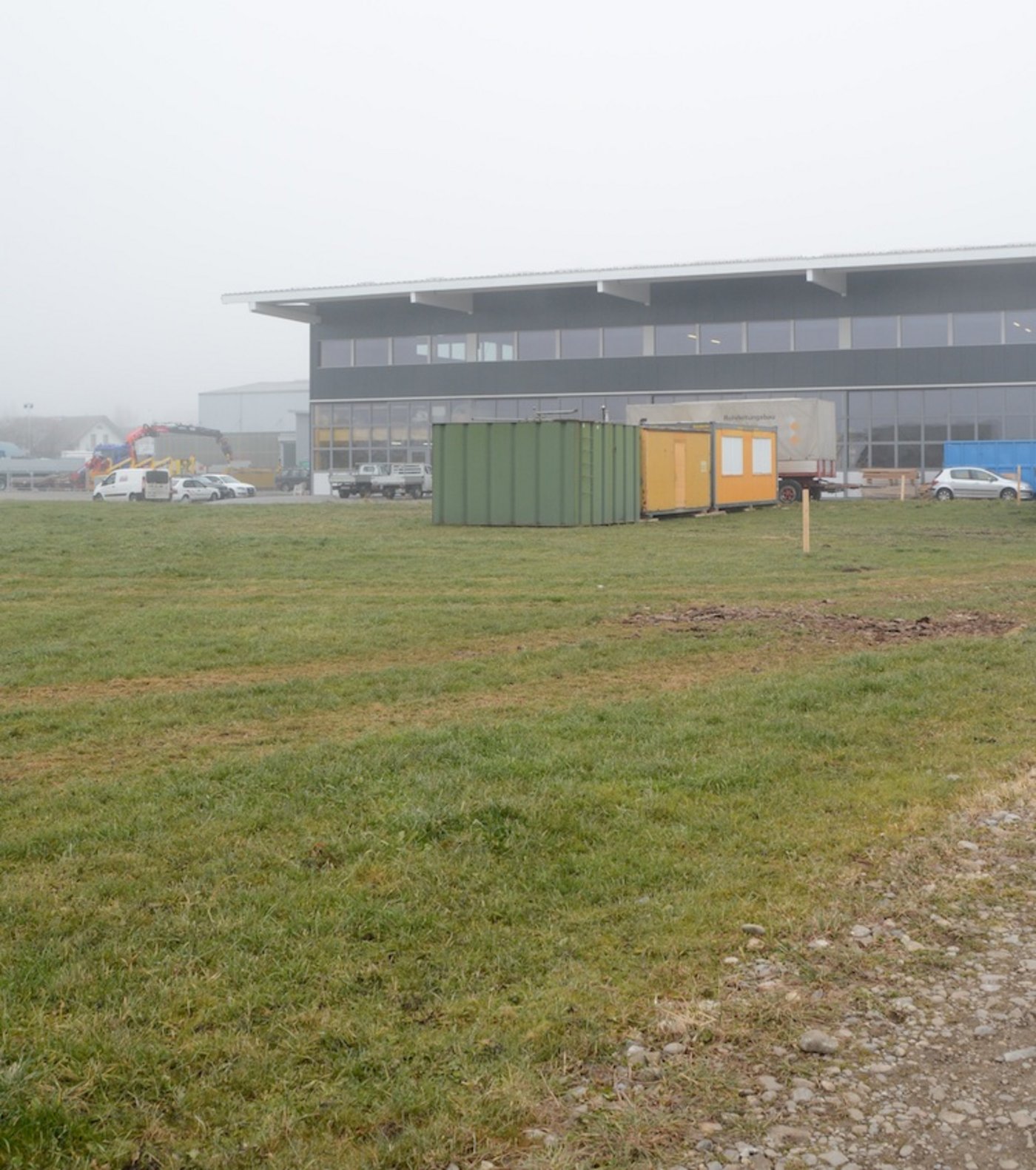 Auf dieser Wiese im Gewerbegebiet "Mooshof" sollen 2017 nebeneinander die Bauten von Meyer und Hofstetter entstehen. (Bild Andrea Gysin)