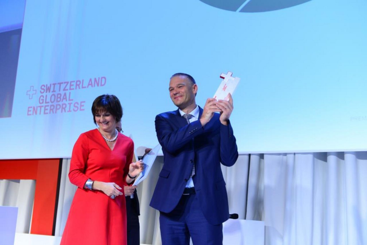 Ruth Metzler-Arnold, Verwaltungsratspräsidentin von Switzerland Global Enterprise, überreicht Christof Züger, CEO Züger Frischkäse AG, den Export Award 2016. (Bild zVg)