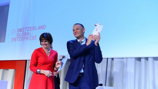 Ruth Metzler-Arnold, Verwaltungsratspräsidentin von Switzerland Global Enterprise, überreicht Christof Züger, CEO Züger Frischkäse AG, den Export Award 2016. (Bild zVg)