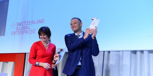 Ruth Metzler-Arnold, Verwaltungsratspräsidentin von Switzerland Global Enterprise, überreicht Christof Züger, CEO Züger Frischkäse AG, den Export Award 2016. (Bild zVg)