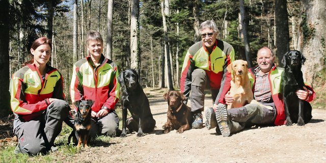 Katja Leicht, Regula Ryter, Silvio Covi und Hans Döbeli (v. l. n. r.) sind Hundeführer. Sie trainieren ASP-Spürhunde in Wäldern verschiedener Kantone. (Bilder Ursula Känel)