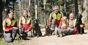 Katja Leicht, Regula Ryter, Silvio Covi und Hans Döbeli (v. l. n. r.) sind Hundeführer. Sie trainieren ASP-Spürhunde in Wäldern verschiedener Kantone. (Bilder Ursula Känel)