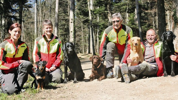 Katja Leicht, Regula Ryter, Silvio Covi und Hans Döbeli (v. l. n. r.) sind Hundeführer. Sie trainieren ASP-Spürhunde in Wäldern verschiedener Kantone. (Bilder Ursula Känel)
