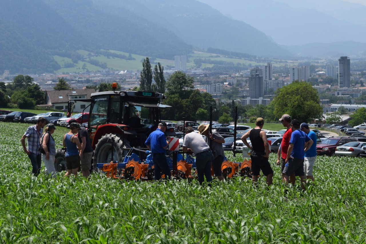 Grosses Interesse bei den Maschinendemonstrationen am Nachmittag. Dieses Hackgerät der Agrar Landtechnik AG ist kameragesteuert.