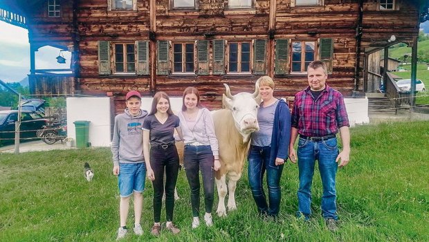 Tanja und Abraham Ae Tanja und Abraham Aellig mit den Kindern Martina, Ursina und Andrin. An der Halfter die Kuh Stella.