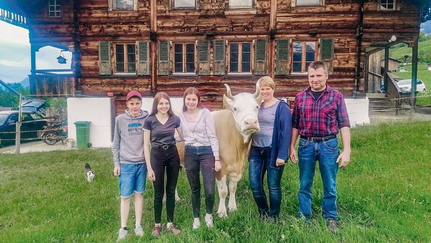Tanja und Abraham Aellig mit den Kindern Martina, Ursina und Andrin. An der Halfter die Kuh Stella.