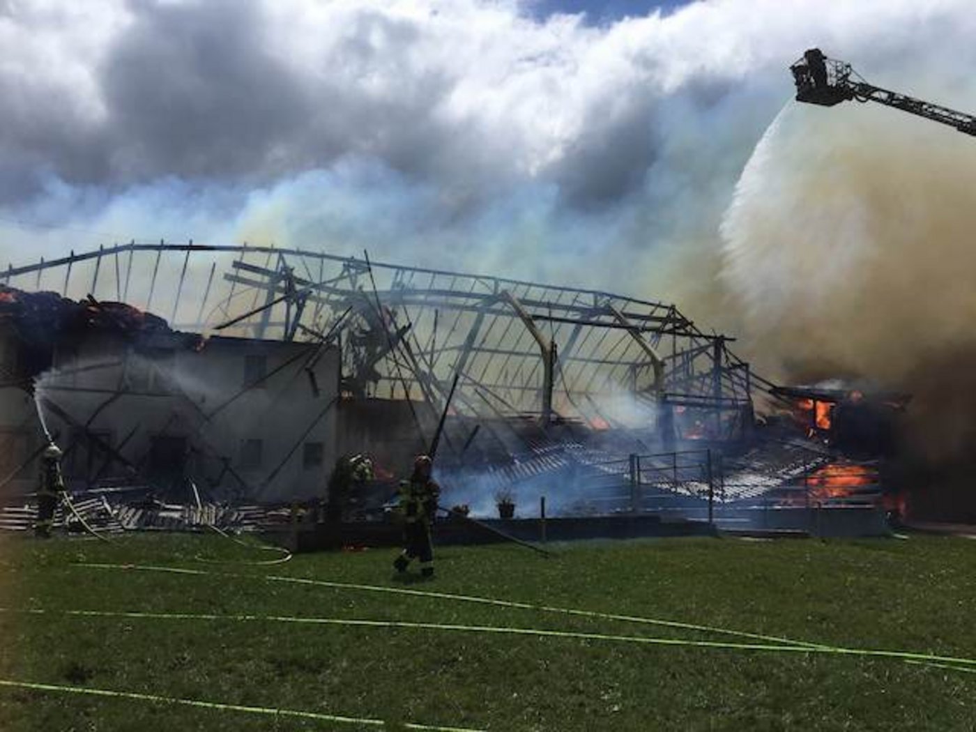 Das Bauernhaus konnte nicht mehr gerettet werden, dafür alle Bewohner (Menschen und Tiere). (Bild Kantonspolizei Freiburg)