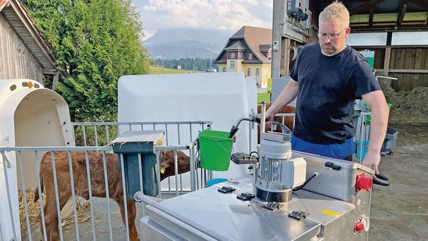 Zwei Mal pro Tag fäh Zwei Mal pro Tag fährt Pirmin Wandeler mit dem Milchtaxi vor die Kälberiglus und füllt die Eimer mit rund sieben Litern.Vertränkt wird angerührtes Vollmilchpulver, auf 42 Grad aufgewärmt.